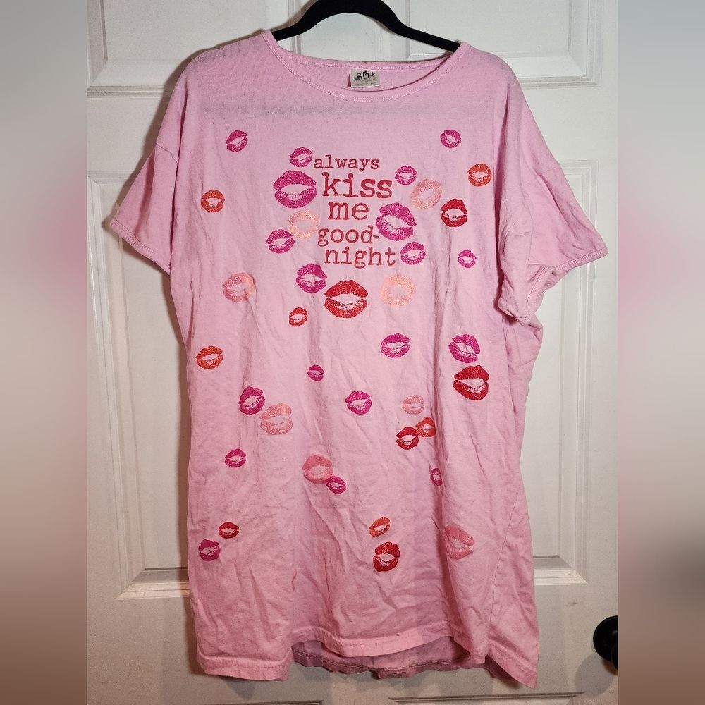 Pearls Of Wisdom Vintage Pink Graphic Sleep Dress with Lip Print One Size